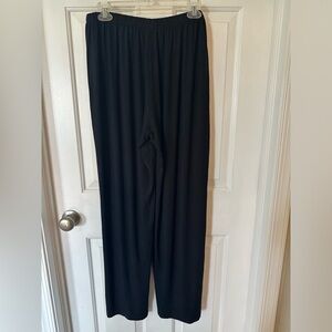 Black pants, women’s size XL. The brand is Comfy USA.